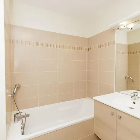 Very Bright 66m With Balcony Appartement